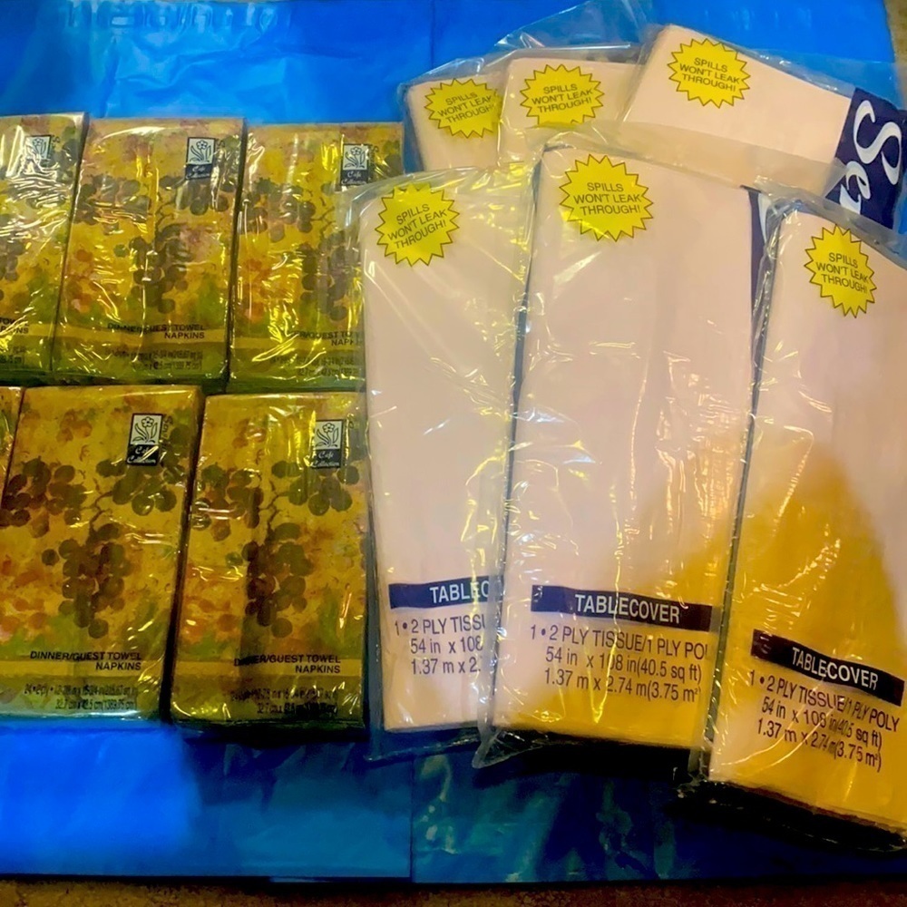 Table Cover/Napkin Bundle NIP Disposable Picnics Events Wedding Classroom